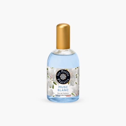 Un flacon en verre transparent de l'Eau de toilette Musc blanc Les Petits Plaisirs 110 ml, rempli d'un liquide bleu et surmonté d'un bouchon doré, se détache élégamment sur un fond blanc uni. L'étiquette est ornée de fleurs blanches. Dakar
