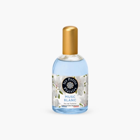 Un flacon en verre transparent de l'Eau de toilette Musc blanc Les Petits Plaisirs 110 ml, rempli d'un liquide bleu et surmonté d'un bouchon doré, se détache élégamment sur un fond blanc uni. L'étiquette est ornée de fleurs blanches. Dakar