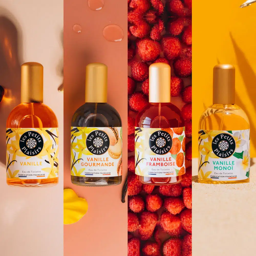 Quatre flacons de parfum Les Petits Plaisirs, chacun doté d'un bouchon doré et d'une étiquette unique - Vanille, Vanille Gourmande, Vanille Framboise et Vanille Monoi - sont disposés sur des arrière-plans thématiques, capturant l'essence d'Univers Cosmetix. Dakar