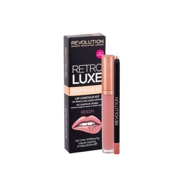 Le Coffret Maquillage pour Lèvres Retro Luxe Matte Kit Reign de MakeUp Revolution, comprenant un rouge à lèvres liquide et un crayon à lèvres, est présenté à côté de sa boîte d'emballage noire et rose. Dakar