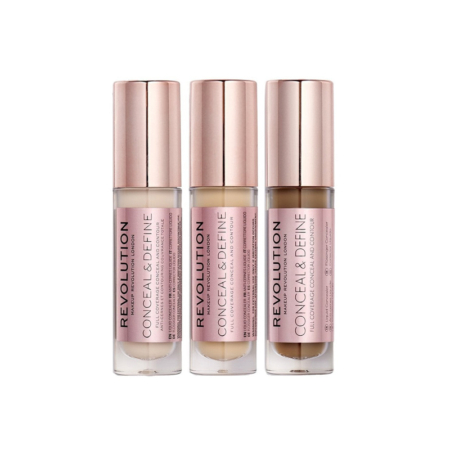 Trois flacons de Makeup Revolution Conceal and Define Correcteur Liquide Visage et Contour Yeux 4g, chacun avec un bouchon or rose, se trouvent côte à côte. Les teintes vont de claires à profondes, avec des étiquettes roses et un texte noir en gras. Dakar