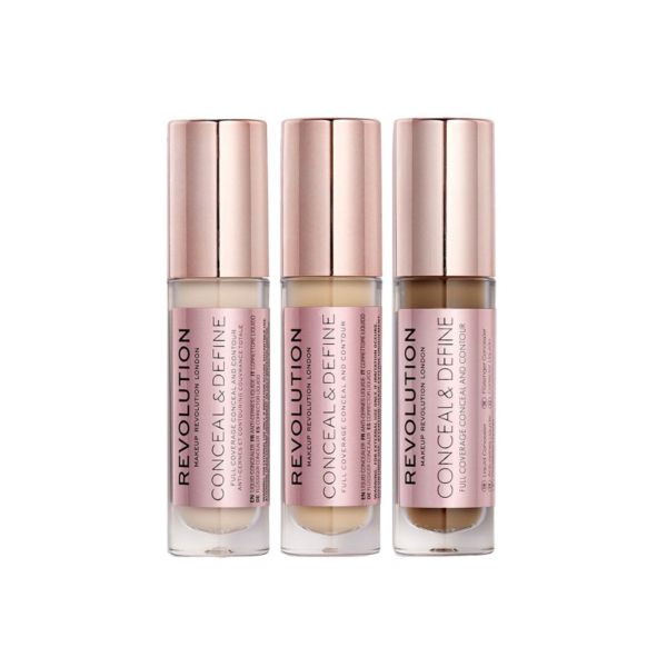 Trois flacons de Makeup Revolution Conceal and Define Correcteur Liquide Visage et Contour Yeux 4g, chacun avec un bouchon or rose, se trouvent côte à côte. Les teintes vont de claires à profondes, avec des étiquettes roses et un texte noir en gras. Dakar