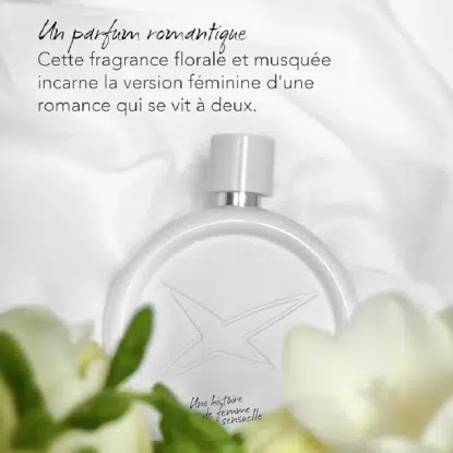Un flacon de parfum blanc au design en forme d'étoile repose sur un tissu blanc doux, partiellement encadré de fleurs blanches floues, tandis qu'un texte français décrit le parfum romantique, floral et musqué d'Univers Cosmetix au-dessus. Dakar
