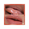 Gros plan sur des lèvres brillantes en rose pêche, avec le texte "SPICE" en surimpression et un tube de Makeup Revolution Juicy Peptide Baume à Lèvres avec des Peptides 8 ml dans le coin inférieur droit. Dakar