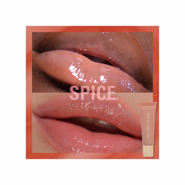Gros plan sur des lèvres brillantes en rose pêche, avec le texte "SPICE" en surimpression et un tube de Makeup Revolution Juicy Peptide Baume à Lèvres avec des Peptides 8 ml dans le coin inférieur droit. Dakar