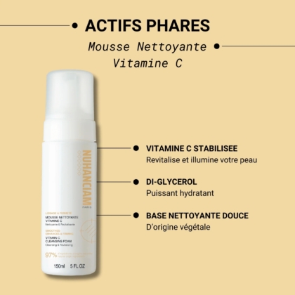 Un flacon blanc de Nuhanciam Mousse Nettoyante VITAMINE C Lissage et Fermeté de la Peau Douce 150 ml repose sur un fond beige, avec un texte mettant en valeur la vitamine C stabilisée, le diglycérol et une base nettoyante douce à base de plantes. Dakar