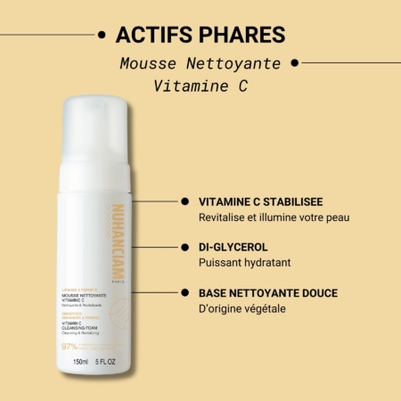 Un flacon blanc de Nuhanciam Mousse Nettoyante VITAMINE C Lissage et Fermeté de la Peau Douce 150 ml repose sur un fond beige, avec un texte mettant en valeur la vitamine C stabilisée, le diglycérol et une base nettoyante douce à base de plantes. Dakar