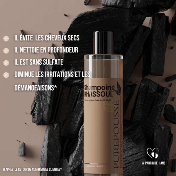 Un flacon de Purepousse Shampoing Rhassoul Anti Pellicules Démangeaisons et Cheveux Secs de 250 ml est posé sur une ardoise noire, avec l'inscription : sans sulfate, nettoie en profondeur, prévient le dessèchement des cheveux, apaise les démangeaisons. À partir de 1 an. Dakar