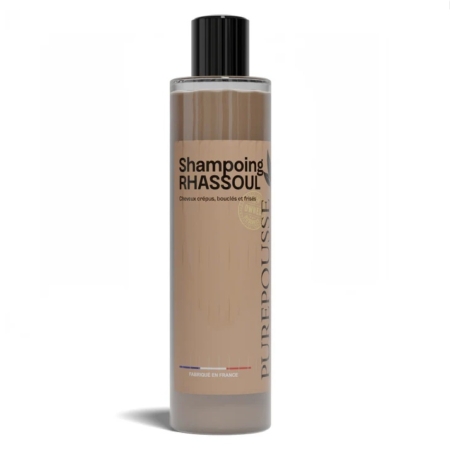 Un flacon de 250 ml de Purepousse Shampoing Rhassoul Anti Pellicules Démangeaisons et Cheveux Secs avec un bouchon noir, un liquide brun et un texte français, conçu pour les cheveux ondulés, bouclés, frisés et crépus. Dakar