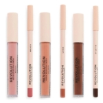 Cinq produits Makeup Revolution pour les lèvres sont disposés verticalement : trois rouges à lèvres liquides dans des tons nude variés et deux crayons à lèvres assortis, intitulés Brunch, Lover et Stiletto, tous dans des tons roses et bruns neutres. Dakar