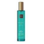 Un flacon turquoise de The Ritual of Karma Brume pour Corps et Cheveux 50ml avec un bouchon doré et une étiquette minimaliste se tient debout sur un fond blanc, reflétant l'élégance raffinée typique des produits Rituals. Dakar