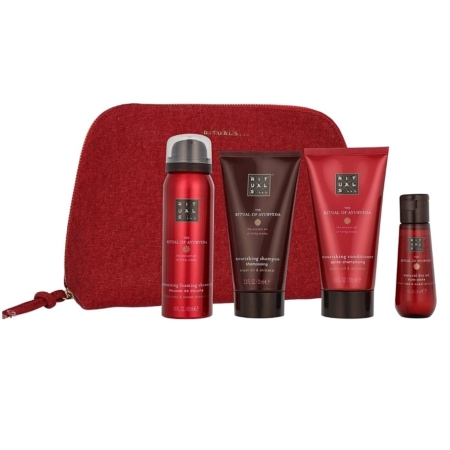 Le Coffret Cadeau Rituals The Ritual Of Ayurveda comprend une trousse de toilette rouge avec quatre produits - gel douche moussant, shampoing, après-shampoing et huile pour le corps - dans des flacons et des tubes rouges et bruns disposés devant la trousse. Dakar