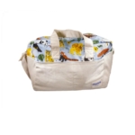 Le Sac Mustela est un sac de couleur crème dont le dessus est orné d'un imprimé animalier vibrant représentant des tigres, des renards, des oiseaux et des feuilles. Il est doté de deux anses, d'une bandoulière réglable, d'une poche extérieure et d'un petit logo Mustela. Dakar
