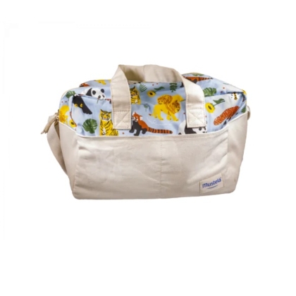 Le Sac Mustela est un sac de couleur crème dont le dessus est orné d'un imprimé animalier vibrant représentant des tigres, des renards, des oiseaux et des feuilles. Il est doté de deux anses, d'une bandoulière réglable, d'une poche extérieure et d'un petit logo Mustela. Dakar