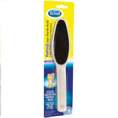 La pédicure Scholl Lime Pour Peau Dure 1 Pièce est dotée d'un manche blanc et d'une surface abrasive noire dans un emballage jaune et bleu avec des informations en néerlandais - parfaite lorsqu'elle est combinée avec Scholl Fresh Step Spray Chaussures pour un soin complet des pieds. Dakar
