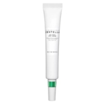 Un tube blanc de Skin1004 Crème anti-taches Centella Tea-Trica de Madagascar 20 ml, doté d'un bouchon aux accents verts, est présenté à la verticale sur un fond blanc uni. Dakar