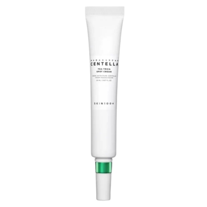 Un tube blanc de Skin1004 Crème anti-taches Centella Tea-Trica de Madagascar 20 ml, doté d'un bouchon aux accents verts, est présenté à la verticale sur un fond blanc uni. Dakar