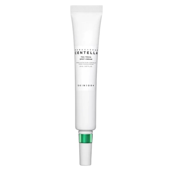 Un tube blanc de Skin1004 Crème anti-taches Centella Tea-Trica de Madagascar 20 ml, doté d'un bouchon aux accents verts, est présenté à la verticale sur un fond blanc uni. Dakar