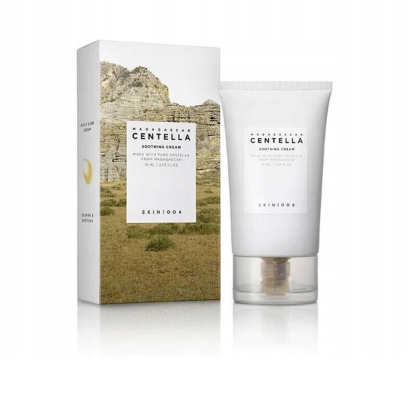 Un tube de Skin1004 Crème Hydratante au Panthénol Centella Madagascar 75ml se trouve à côté de sa boîte, représentant des falaises rocheuses et des terrains herbeux, tous deux reflétés sur une surface blanche. Dakar