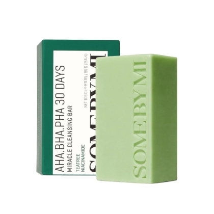 Une barre vert pâle « Some By Mi Savon Nettoyant AHA BHA PHA Anti Imperfections 160 g » se dresse devant sa boîte verte et blanche, mettant en valeur les ingrédients clés pour un soin efficace de la peau. Dakar
