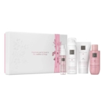Le Rituel de Sakura Coffret Ressourçant est un coffret floral blanc et rose, sur lequel on peut lire "Le bonheur se trouve dans les plus petites choses", et qui contient quatre produits de soin roses. Dakar