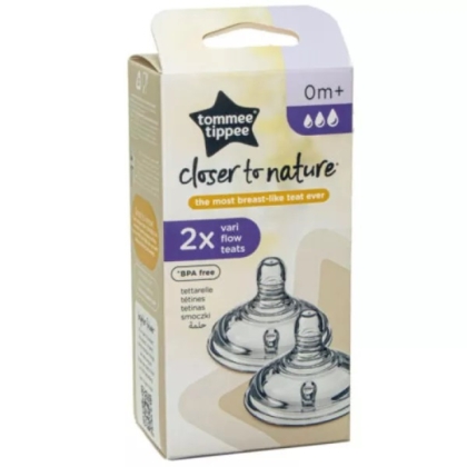 Tommee Tippee Tétines Closer to Nature Débit Variable Lot de 2 : le paquet comprend deux tétines à débit variable pour les bébés de 0+ mois dans un emballage beige et blanc avec des images et une marque claires. Dakar