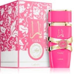 Un flacon rose de Lattafa Yara Candy Eau de Parfum pour femme 100 ml avec des accents dorés est présenté à côté de sa boîte rose et blanche ornée assortie présentant des motifs floraux et une écriture arabe. Dakar