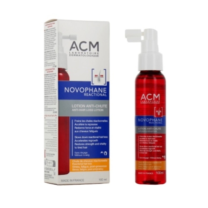 Un flacon de 100 ml d'ACM Novophane Reactional Lotion Anti-chute avec un embout de pulvérisation est présenté à côté de sa boîte rectangulaire, tous deux comportant des informations sur le produit en français et en anglais. Dakar