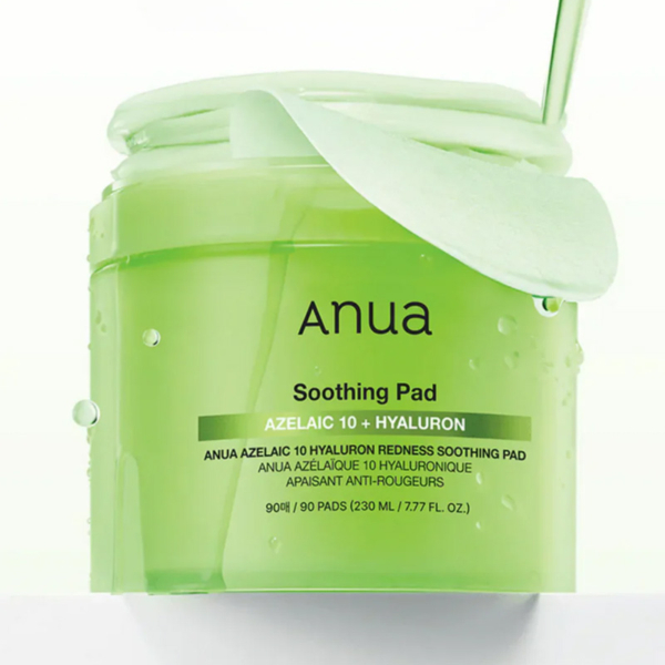 Un pot vert ouvert d'Anua Azelaic Pad Apaisants Anti Rougeurs et Boutons Acid 10 Hyaluron Redness Soothing 60 Pads montre un tampon soulevé par une pince à épiler ; l'étiquette souligne ses effets apaisants et anti-rougeurs dans plusieurs langues. Dakar
