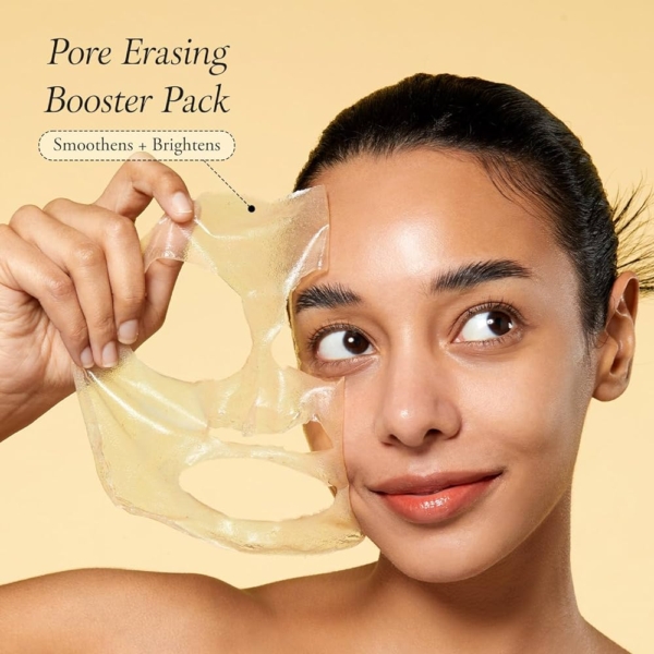 Une femme à la peau lisse et éclatante enlève un masque translucide. Le texte indique "AprilSkin Masque Peel Off au Calendula Exfoliant Doux Anti Imperfections 100g - Lisse + Éclaire" sur un fond jaune clair. Dakar