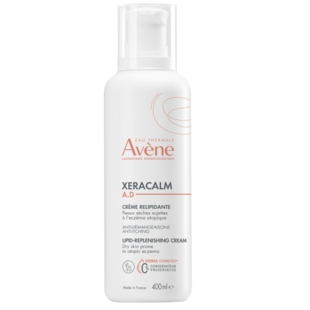 Un flacon blanc de 400 ml d'Avène XeraCalm AD Crème Relipidante avec une pompe et un marquage gris-orange se trouve à côté de l'Avène Hyaluron Activ B3 Crème Régénération Cellulaire. Dakar