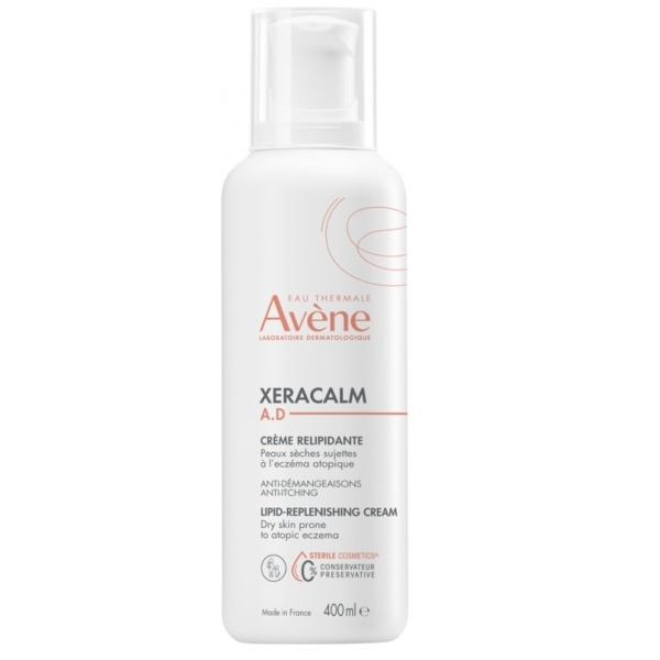 Un flacon blanc de 400 ml d'Avène XeraCalm AD Crème Relipidante avec une pompe et un marquage gris-orange se trouve à côté de l'Avène Hyaluron Activ B3 Crème Régénération Cellulaire. Dakar
