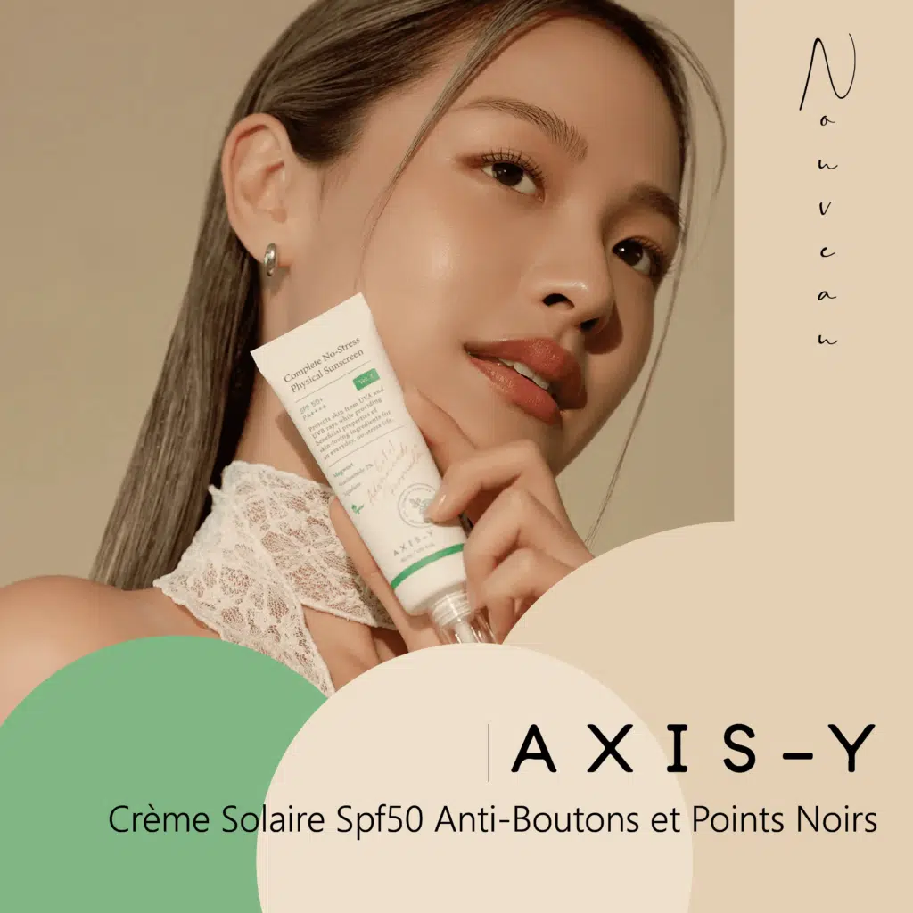 Une femme tenant un tube de crème solaire AXIS-Y d'Univers Cosmetix, avec un léger sourire. Le texte indique "Crème Solaire Spf50 Anti-Boutons et Points Noirs" et "Nouveau" sur un fond beige et vert. Dakar