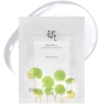 The Beauty of Joseon Masque Apaisant à la Centella Asiatica 1 pièce se présente dans un emballage translucide avec des feuilles de centella vertes sur fond de gel transparent. Dakar