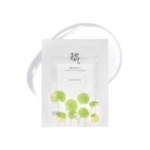 Un paquet de masque blanc Beauty of Joseon Masque Apaisant à la Centella Asiatica avec un texte en coréen et des illustrations de plantes vertes, avec le masque translucide partiellement visible derrière l'emballage. Dakar