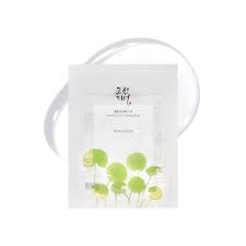Un paquet de masque blanc Beauty of Joseon Masque Apaisant à la Centella Asiatica avec un texte en coréen et des illustrations de plantes vertes, avec le masque translucide partiellement visible derrière l'emballage. Dakar