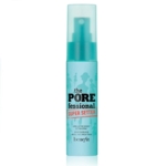 Le flacon turquoise de Benefit Spray Fixateur Maquillage The Porefessional Super Setter 30 ml présente un bouchon semi-transparent, avec des silhouettes visibles en arrière-plan. Dakar