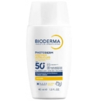 Un flacon blanc de 40 ml de Bioderma Photoderm XDefense Ultra-Fluid SPF50+, similaire à Garnier Ambre Solaire, comporte un texte bleu et jaune. L'étiquette met l'accent sur la protection contre les UV et l'environnement. Dakar