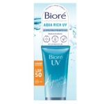 Vue frontale de la boîte de 50 ml de Bioré Fluide Hydratant Solaire Spf50 Aqua Riche UV, avec un tube bleu étiqueté "SPF 50", mettant l'accent sur la haute protection solaire, l'acide hyaluronique et le fluide hydratant léger. Dakar