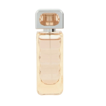 Le Hugo Boss Woman Fruity Eau de Toilette pour femme 30ml se présente dans un flacon rectangulaire en verre avec de subtiles stries latérales ondulées, un liquide de couleur pêche clair à l'intérieur et un bouchon argenté et transparent en forme de pierre précieuse. Dakar