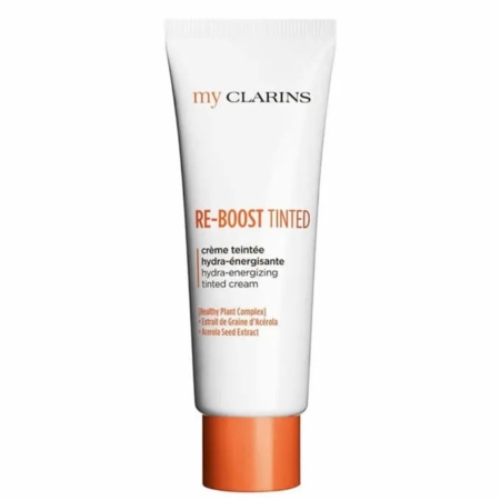 Un tube blanc de My Clarins Re Boost Matte Crème Hydra Matifiante Peaux Mixtes à Grasses 50ml, avec un texte orange et noir sur le devant, se tient debout sur un fond blanc. Dakar