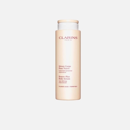 Un flacon de sérum corporel Renew-Plus de Clarins, de couleur pêche, avec un bouchon beige, se tenant debout sur un fond blanc uni. Le flacon comporte un texte rouge détaillant le nom et la description du produit. Dakar