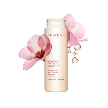 Un flacon de sérum corporel Renew-Plus de Clarins est représenté avec de délicates fleurs roses et des bulles de sérum translucides autour de lui, soulignant la fraîcheur et le soin de la peau. Dakar