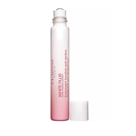 Un tube haut et fin, dégradé de rose et de blanc, étiqueté "Clarins white plus Concentré Localisé anti-taches 7ml", avec un applicateur roller et un bouchon blanc séparé, reflète l'élégance des emballages de soins de la peau haut de gamme. Dakar