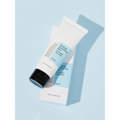 Un tube de Cosrx Masque de Nuit Ultra Nourrissant Ultime au Riz 60 ml repose sur sa boîte blanche et bleue sur fond bleu clair, comprenant un tube blanc avec un bouchon noir et une étiquette bleue. Dakar
