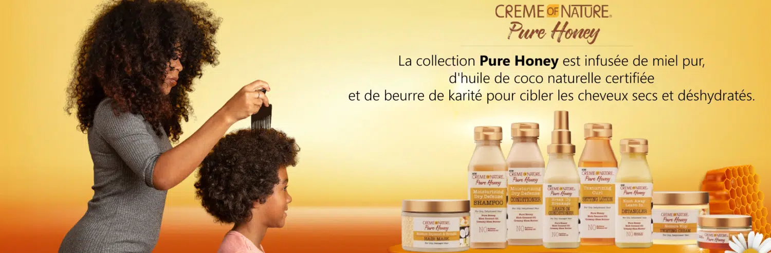 Une femme coiffe les cheveux bouclés d'un enfant à l'aide d'un spray. À droite, les produits capillaires Creme of Nature Pure Honey d'Univers Cosmetix sont présentés avec des nids d'abeille et un texte en français décrivant les ingrédients nourrissants de la collection. Dakar