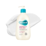 Un flacon de Derma B Lait de Corps Hydratant p400 ml avec une pompe bleue est placé devant une trace de lotion blanche sur fond blanc. L'étiquette affiche des informations en anglais et en coréen. Dakar