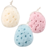 L'Éponge de Bain Ebelin 1 pièce présente une texture ovale et poreuse avec un cordon de suspension blanc. Disponible en blanc, rose et bleu, chaque éponge est présentée sur un fond blanc. Dakar