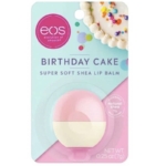 EOS Baume à Lèvres Gâteau d'Anniversaire 7g se présente sous la forme d'une sphère ronde, rose et blanche. La carte représente une tranche de gâteau saupoudrée et le nom du produit, mettant en avant le parfum gâteau d'anniversaire et le karité naturel. Poids net : 7g. Dakar