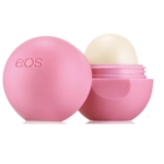 Un contenant rose et sphérique EOS Baume à Lèvres Sphère Sorbet Fraise Biologique Onctueux, dont le couvercle est enlevé, révèle le baume blanc à l'intérieur. Le couvercle fermé porte le mot "eos" en relief sur son côté. Dakar